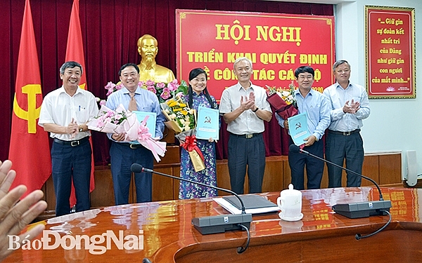 Lãnh đạo tỉnh Đồng Nai chúc mừng các cán bộ (Ảnh: Báo Đồng Nai)