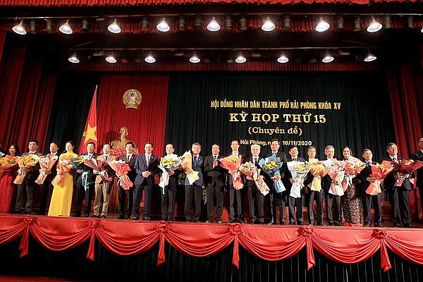 Lãnh đạo TP Hải Phòng tặng hoa các cán bộ vừa được bầu và miễn nhiệm (Ảnh: VGP)