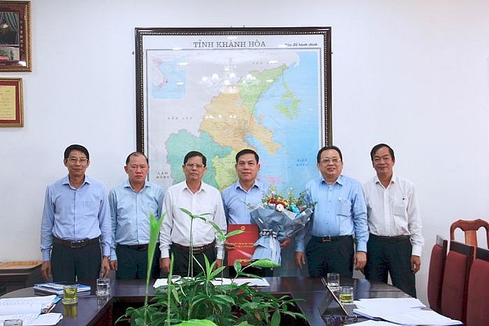 Ông Nguyễn Tấn Tuân (thứ 3 từ trái sang) trao quyết định cho ông 