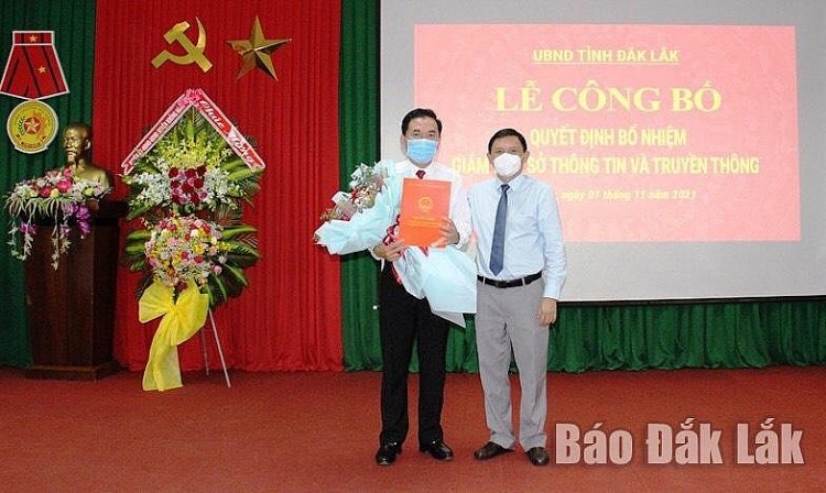 Ông Trương Hoài Anh (trái) nhận quyết định bổ nhiệm (Ảnh: Báo Đắk Lắk)