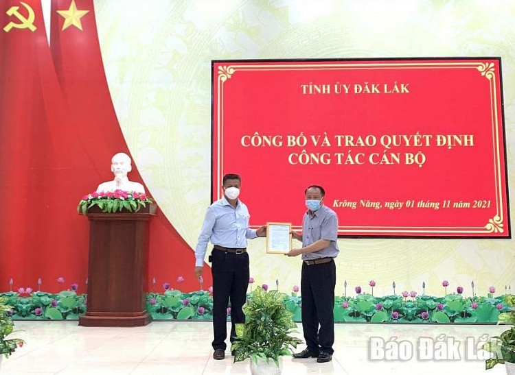 Phó trưởng Ban Thường trực Ban Tổ chức Tỉnh ủy Trần Tuấn Anh trao quyết định cho ông Vũ Văn Mỹ