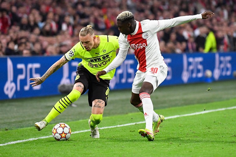 Dortmund (vàng) đã gây thất vọng khi để thua Ajax tới 0-4 ở lượt đi