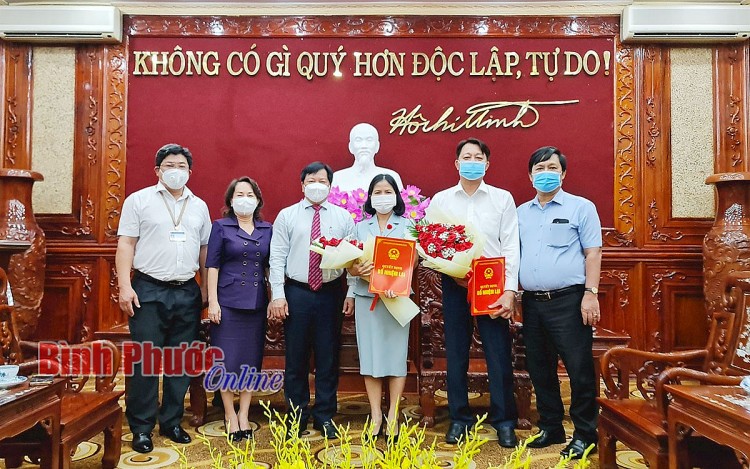 Phó Chủ tịch UBND tỉnh Trần Văn Mi trao quyết định cho các cán bộ