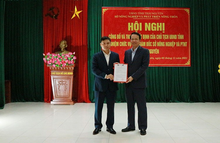 Ông Dương Văn Hào nhận quyết định bổ nhiệm (Ảnh: Báo Thái Nguyên)