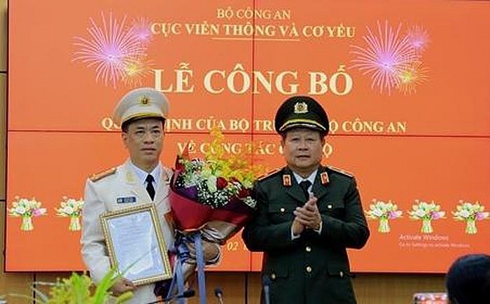 Thiếu tướng Phạm Đăng Khoa trao quyết định và chúc mừng Đại tá Hồ Anh Quý