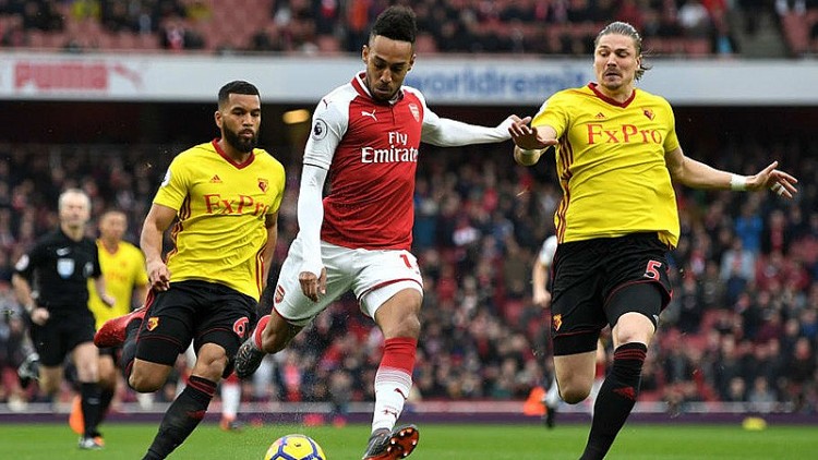 Arsenal (đỏ) đang chơi khá hay sau giai đoạn thất vọng đầu mùa