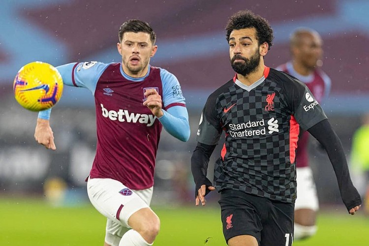 Liverpool (đen) đang đứng đầu BXH, song đội chủ nhà West Ham cũng có phong độ ấn tượng