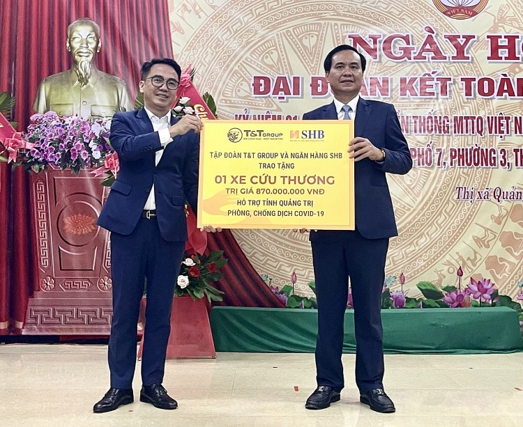 Ảnh 1: Đại diện Tập đoàn T&T Group trao tặng 1 xe cứu thương hỗ trợ tỉnh Quảng Trị phòng, chống dịch COVID-19
