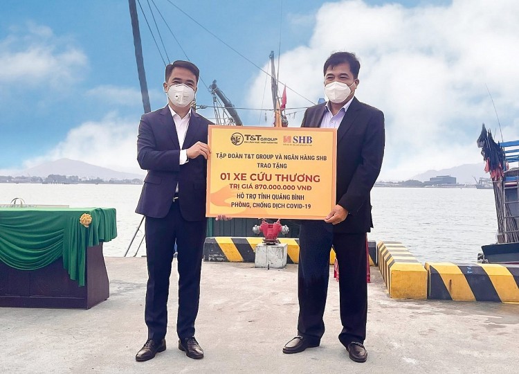 Đại diện Tập đoàn T&T Group trao tặng 1 xe     cứu thương hỗ trợ tỉnh Quảng Bình phòng, chống dịch COVID-19