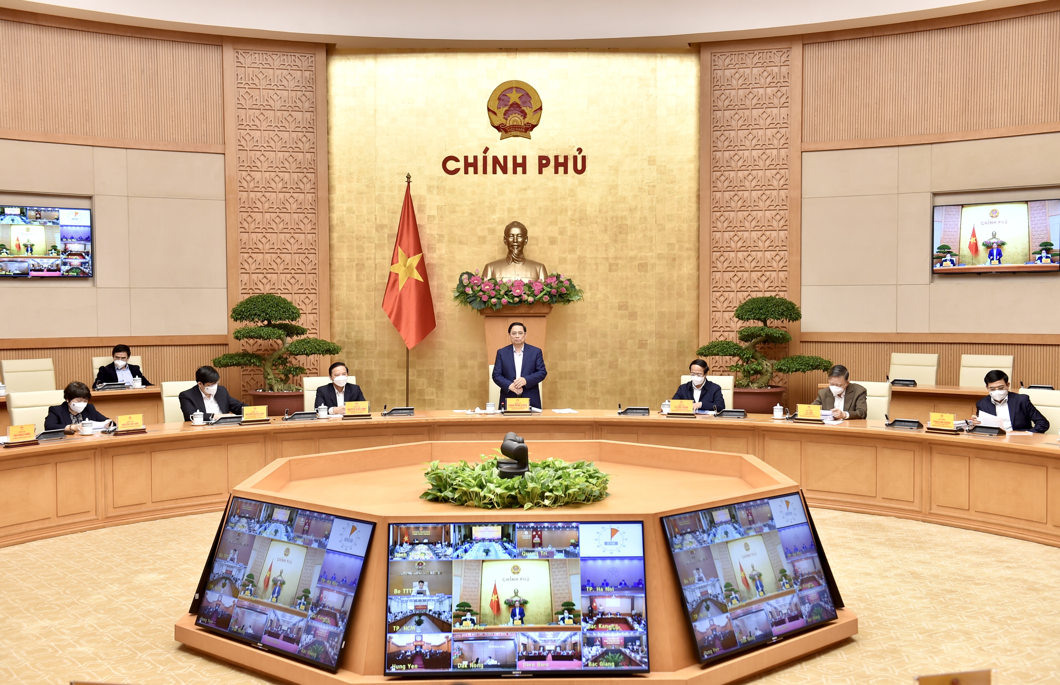 Kiểm soát ca nhiễm mới, chủ động phương án, chính sách kinh tế xã hội phù hợp