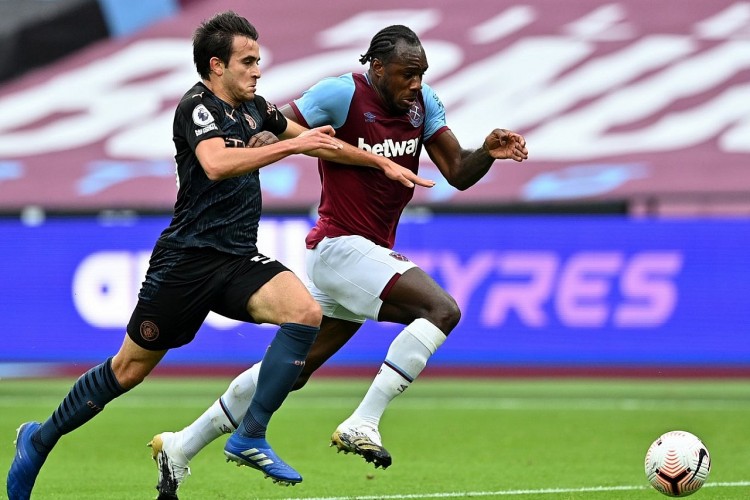 West Ham (phải) từng bất ngờ đánh bại Liverpool