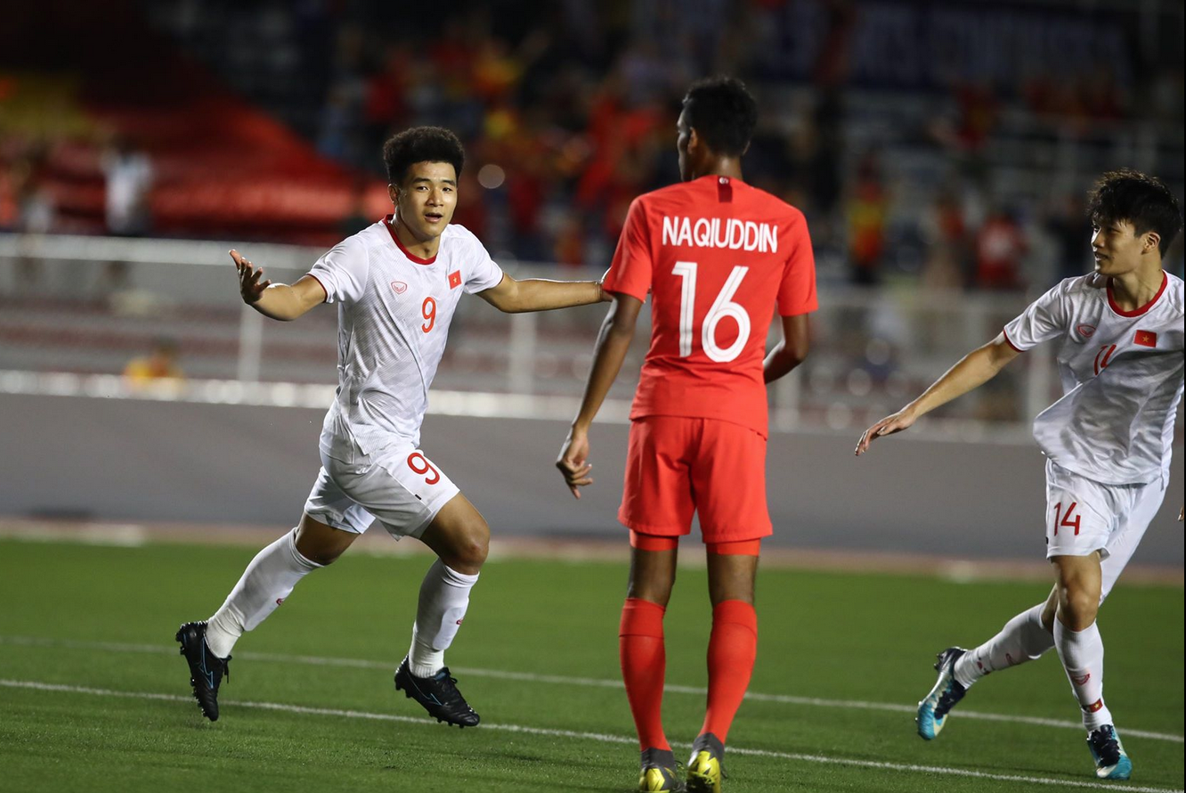 danh tinh cau thu u22 singapore khien quang hai rach co dui