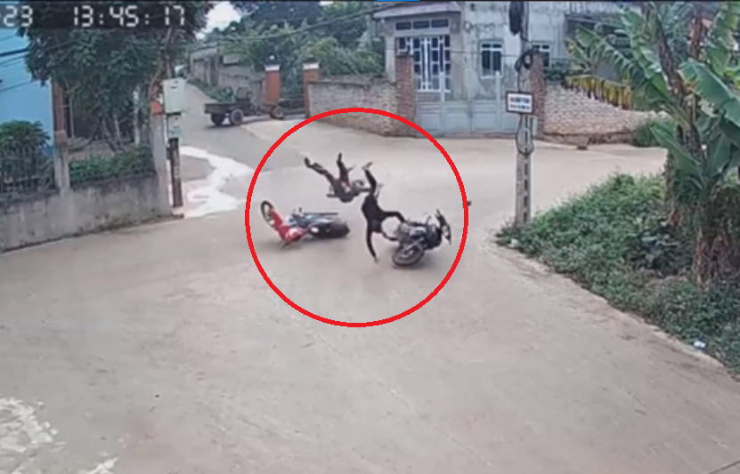 video cung di chua chay hai xe cuu hoa dam nhau lam gay cot den huc hong dau o to khac