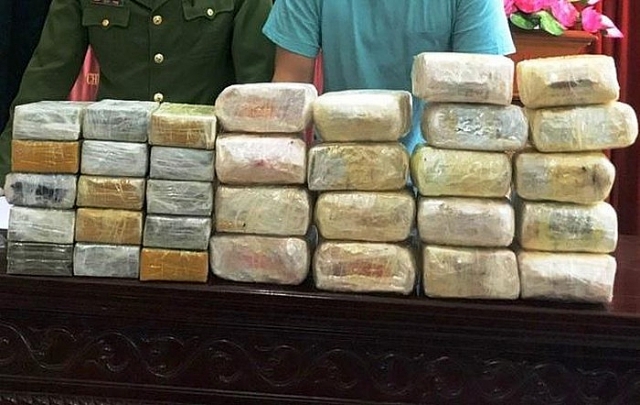 bat giu 30 banh heroin va 18kg ma tuy da tuon tu lao vao viet nam
