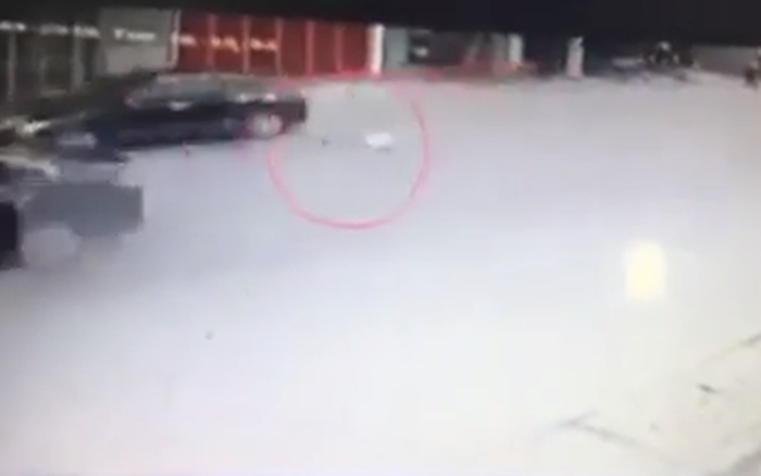 video xe ban tai nat dau sau cu huc sap tuong nha dan giua pho ha noi