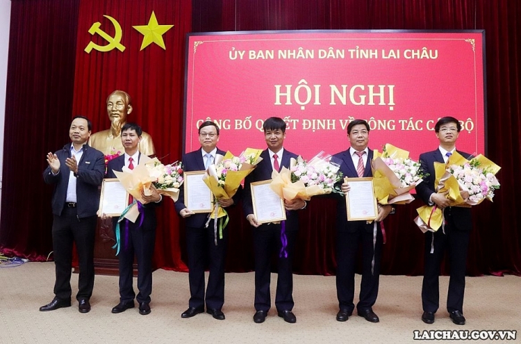 Chủ tịch UBND tỉnh Trần Tiến Dũng trao quyết định, chúc mừng các nhân sự mới (Ảnh: Cổng TTĐT tỉnh Lai Châu)