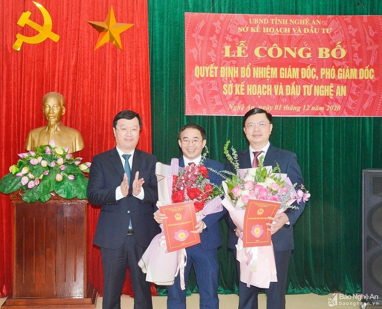 Ông Nguyễn Xuân Đức và ông Hồ Việt Dũng nhận quyết định (Ảnh: Báo Nghệ An)