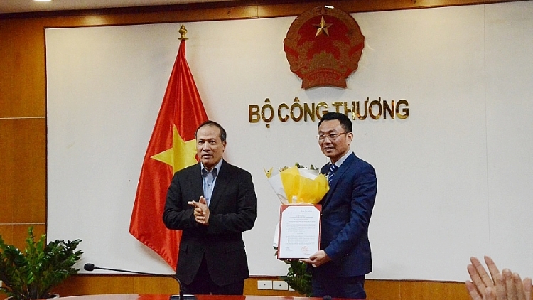 Thứ trưởng Cao Quốc Hưng trao quyết định, chúc mừng ông Tô Xuân Bảo (Ảnh: Tạp chí Công thương)