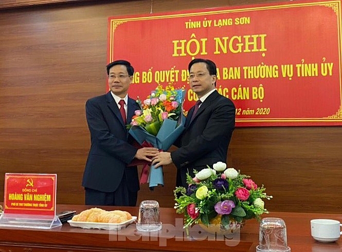 Phó Bí thư Thường trực Tỉnh ủy Hoàng Văn Nghiệm trao quyết định cho ông (Ảnh: Tiền Phong)