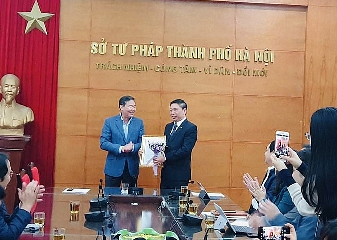 Phó Chủ tịch UBND TP Hà Nội Lê Hồng Sơn trao quyết định cho ông Nguyễn Công Anh (Ảnh: PL&XH)