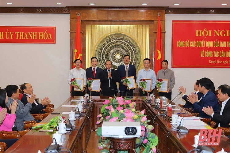 Ông Nguyễn Đức Quyền, Phó Chủ tịch Thường trực UBND tỉnh trao quyết định (Ảnh: Báo Thanh Hóa)