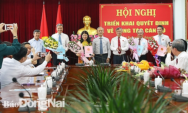 Lãnh đạo tỉnh Đồng Nai chúc mừng các cán bộ được điều động, bổ nhiệm (Ảnh: Báo Đồng Nai)