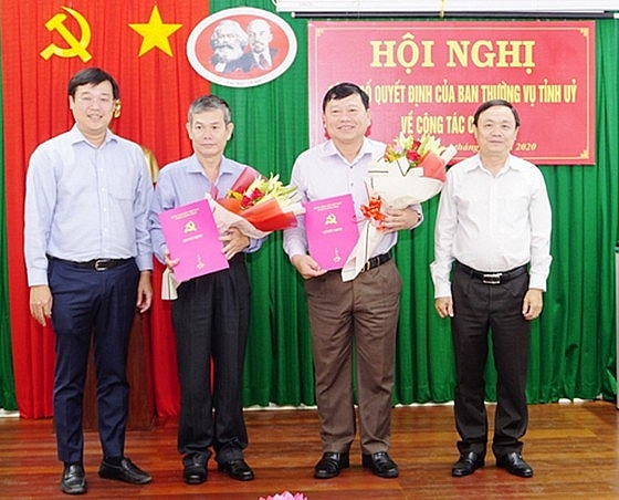 Lãnh đạo Tỉnh ủy Đồng Tháp chúc mừng các cán bộ nhận nhiệm vụ mới (Ảnh: SGGP)