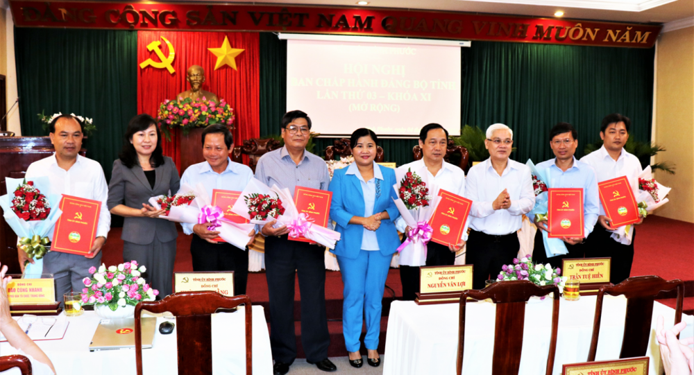 Thường trực Tỉnh ủy BÌnh Phước trao quyết định, chúc mừng các cán bộ (Ảnh: Báo Bình Phước)
