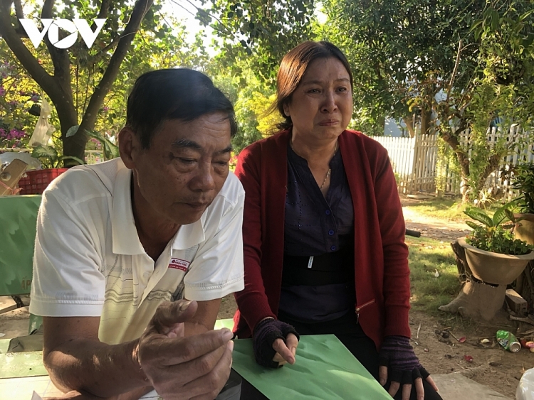 Phụ huynh em Y. chia sẻ thông tin với báo chí (Ảnh: VOV)