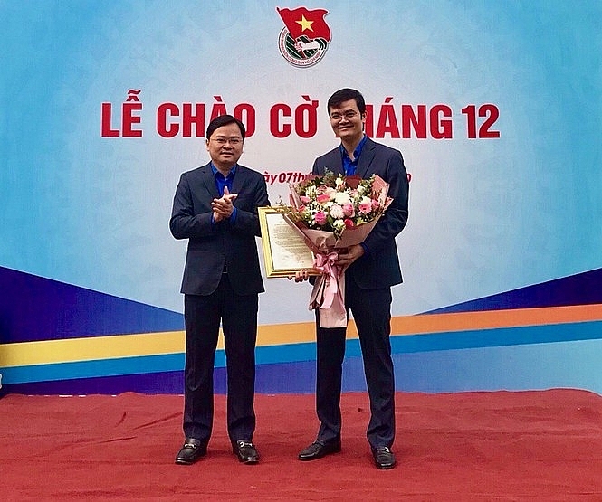 Ông Nguyễn Anh Tuấn trao quyết định, chúc mừng ông Bùi Quang Huy (Ảnh: Tiền Phong)