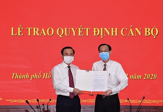 Bí thư Thành ủy Nguyễn Văn Nên trao quyết định cho ông Lê Thanh Liêm (Ảnh: Việt Dũng/SGGP)