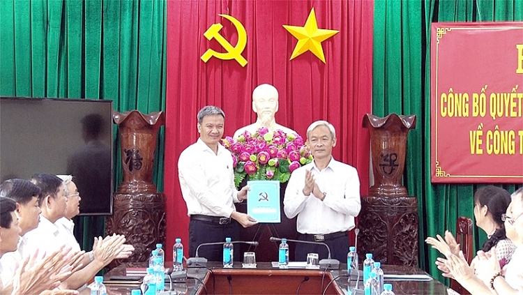 Ông Từ Nam Thành (trái) nhận quyết định (Ảnh: Báo Đồng Nai)