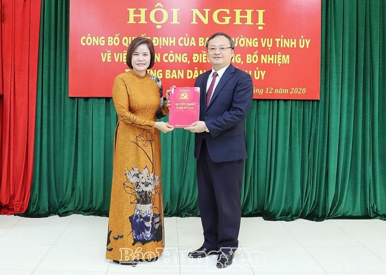 Bí thư Tỉnh ủy Đỗ Tiến Sỹ trao quyết định cho bà Quách Thị Hương (Ảnh: Báo Hưng Yên)