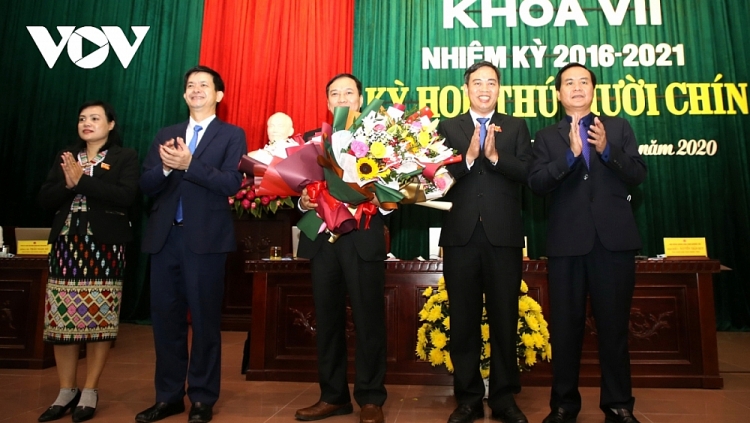 Ông Lê Quang Chiến (giữa) được bầu giữ chức Phó Chủ tịch HĐND tỉnh Quảng Trị (Ảnh: VOV)