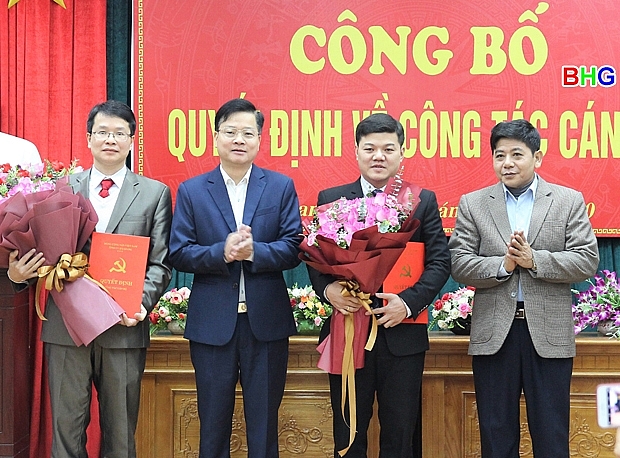 Ông Hoàng Quốc Phong và ông Phạm Ngọc Hiếu nhận quyết định (Ảnh: Báo Hà Giang)