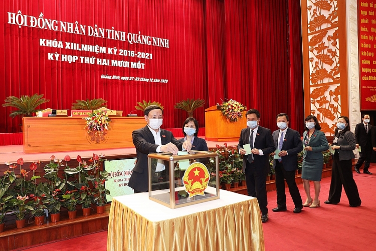 Các đại biểu HĐND tỉnh Quảng Ninh tiến hành công tác nhân sự (Ảnh: Báo Quảng Ninh)