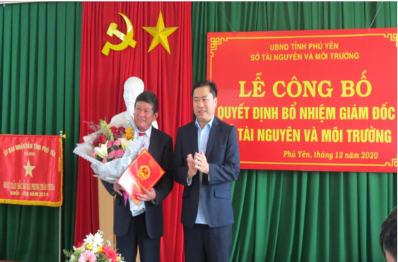 Ông Đặng Ngọc Anh nhận quyết định bổ nhiệm (Ảnh: Báo Phú Yên)