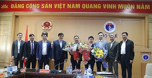 Các nhân sự nhận quyết định (Ảnh: Cổng TTĐT Bộ Y tế)
