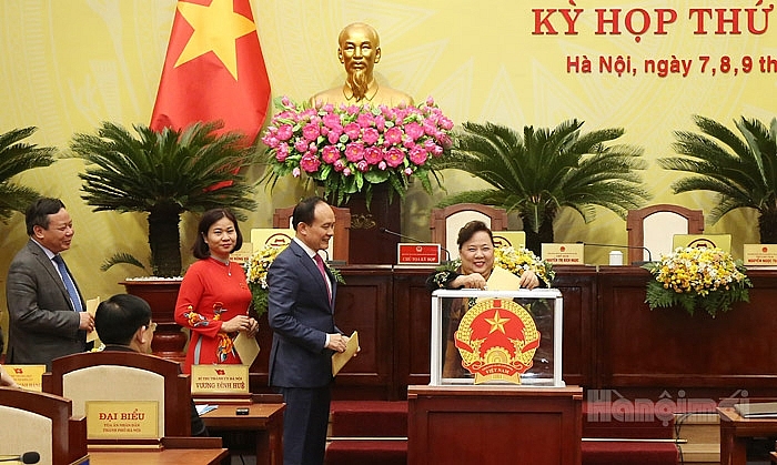 Các đại biểu HĐND TP. Hà Nội bỏ phiếu bầu nhân sự mới (Ảnh: Hà Nội mới)
