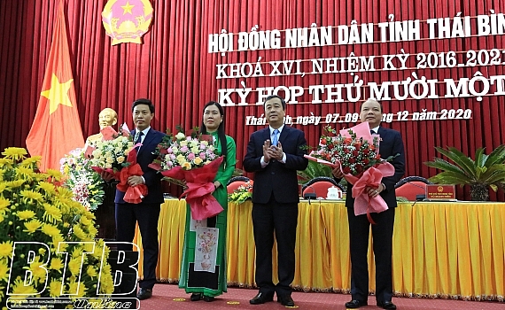 Bí thư Tỉnh ủy Thái Bình Ngô Đông Hải chúc mừng các nhân sự mới được bầu (Ảnh: Báo Thái Bình)