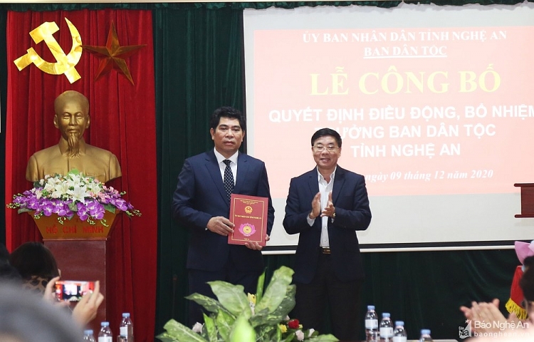 Phó Bí thư Thường trực Tỉnh ủy Nguyễn Văn Thông trao quyết định cho ông Vi Văn Sơn (Ảnh: Báo Nghệ An)