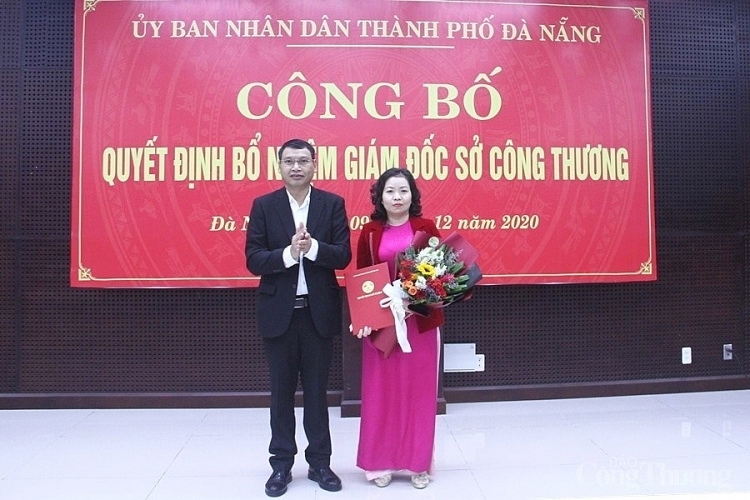 Bà Lê Thị Kim Phượng nhận quyết định bổ nhiệm (Ảnh: Báo Công thương)