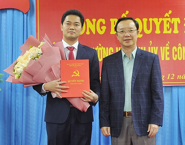Ông Vũ Mạnh Hà nhận quyết định phân công, bổ nhiệm (Ảnh: Báo Hà Giang)
