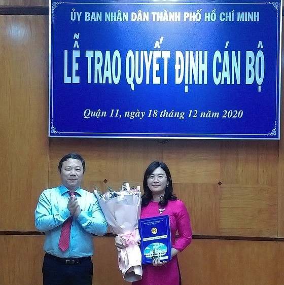 Phó Chủ tịch UBND TP.HCM Dương Anh Đức trao quyết định cho bà Trần Thị Bích Trâm (Ảnh: SGGP)