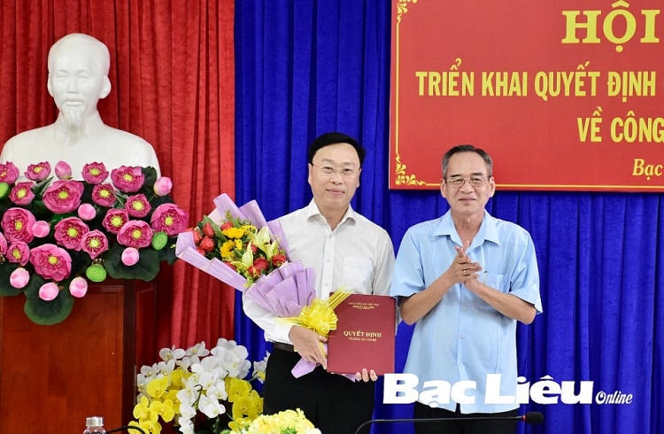 Bí thư Tỉnh ủy - Lữ Văn Hùng trao quyết định cho ông Huỳnh Hữu Trí (Ảnh: Báo Bạc Liêu)