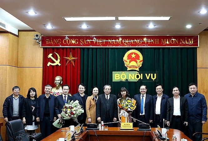 Bộ trưởng và các lãnh đạo Bộ Nội vụ chúc mừng tân Vụ trưởng (Ảnh: Tiền Phong)