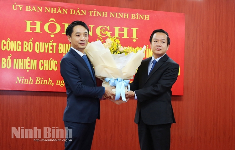 Ông Hoàng Văn Kiên nhận quyết định bổ nhiệm (Ảnh: Báo Ninh Bình)