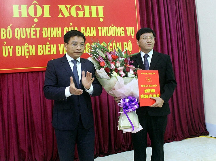 Ông Mùa A Vảng (phải) giữ chức Bí thư Huyện ủy Điện Biên Đôn