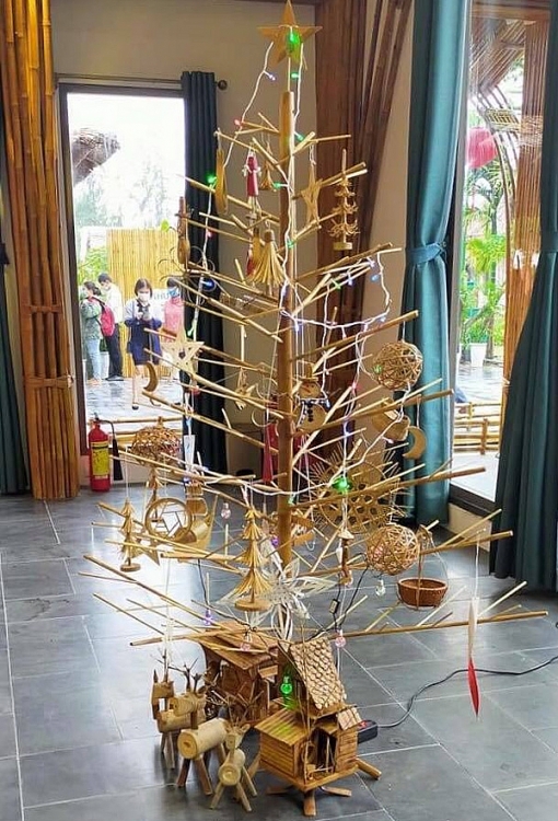 Cây thông càng cao, phụ kiện trang trí càng nhiều thì giá càng đắt đỏ