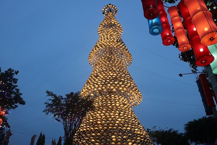 Cây thông Noel lung linh giữa nhà thờ Hà Phát (Ảnh: Khánh Chi/PLO)
